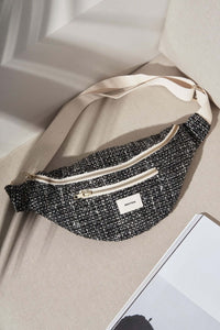 sac banane femme tweed posé sur un fauteuil