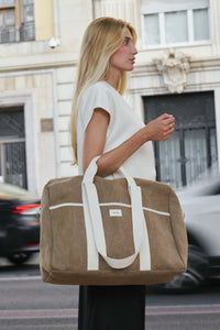 sac de voyage élégant effet cuir porté par une femme