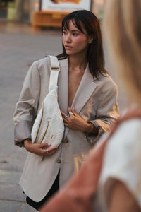 sac banane tendance bouclette écru porté par une femme