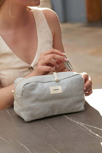 trousse de toilette en coton sur une table