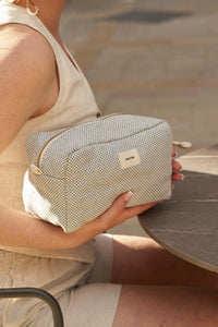 trousse de toilette en coton portée à la main