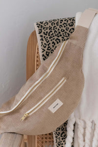 sac banane xl femme beige velours côtelé sur une chaise