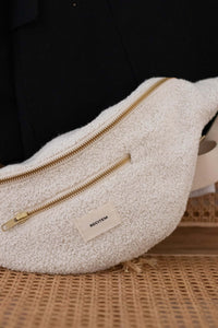 sac banane femme coton bouclette écru posé sur une chaise