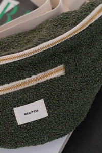 sac banane femme en coton bouclette verte zoomée
