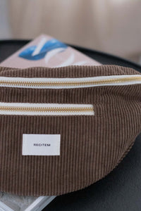 sac banane velours côtelé marron zommé sur une poche zippée