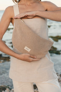 Sac banane beige porté femme